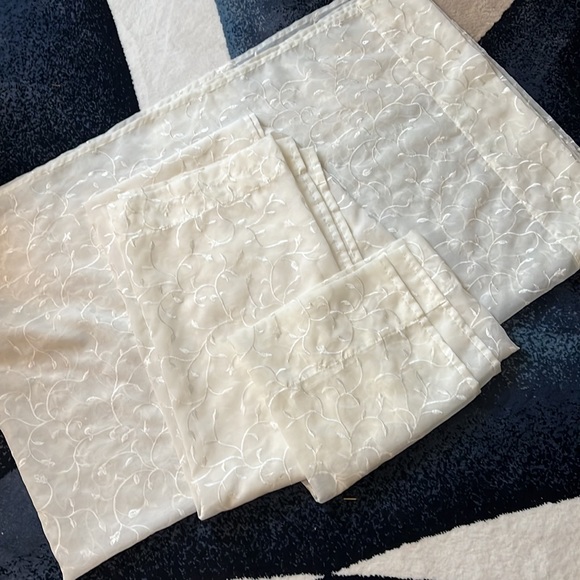 Pair of rod pocket sheers - Picture 4 of 5